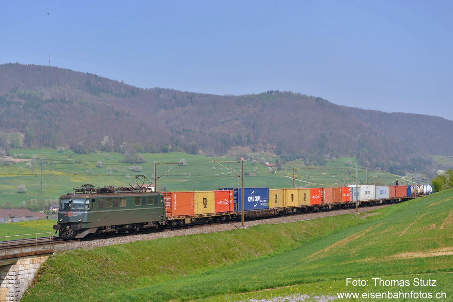 grüne Ae 6/6 mit Zierstreifen
