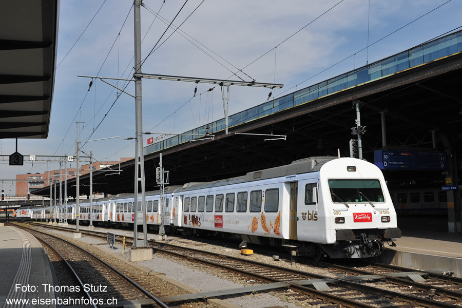 "Kambly"-Zug in Basel SBB
Der "Kambly"-Zug holt in Basel eine Gruppe ab. Da diese von Frankreich her anreist, wartet der Zug im französischen Bahnhofsteil.
