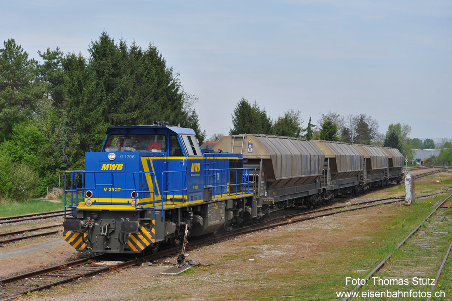 Mittelweserbahn in Huningue
Eine deutsche Diesellok der Mittelweserbahn (MWB) rangiert mit SBB-Wagen in Huningue (Frankreich).
Bedient wird der Bahnhof Huningue neu von Basel St. Johann aus (via St-Louis).
