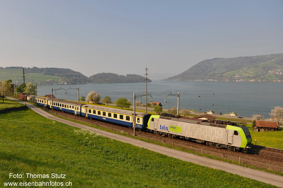 geschleppte Re 485 am Zugschluss
