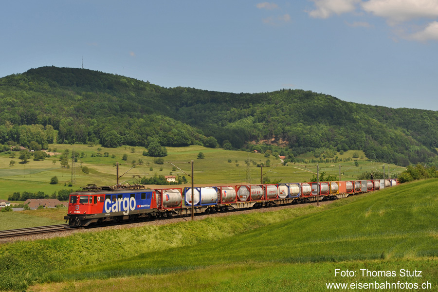 Ae 6/6 "cargo" mit Tankcontainern
