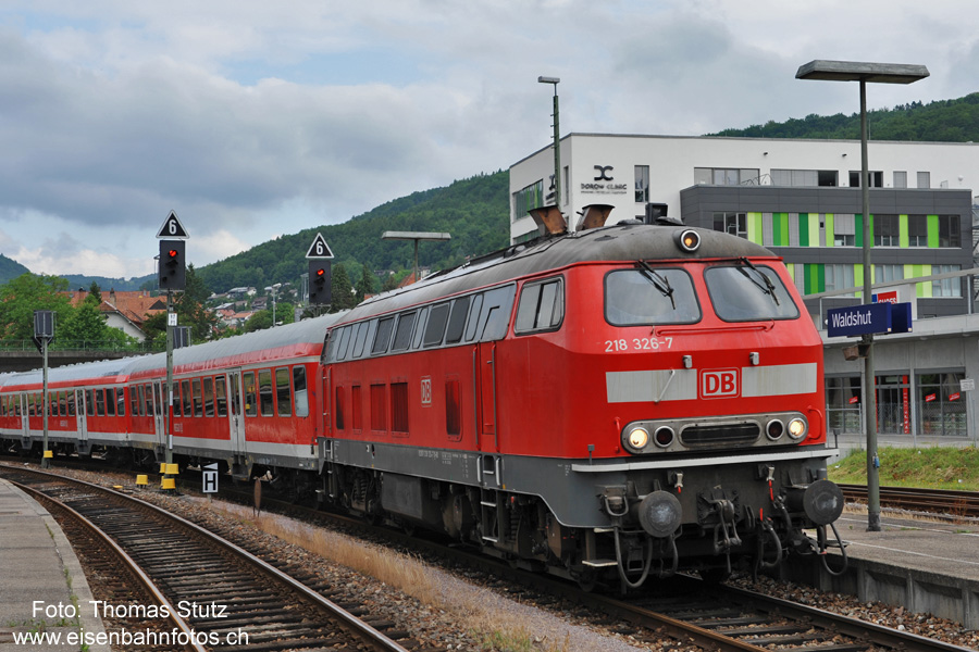 BR 218 in Waldshut
Zum SlowUp Hochrhein verkehrten zwischen Basel Bad Bf und Waldshut drei Extrazugspaare, geführt durch eine Diesellok der BR 218.
