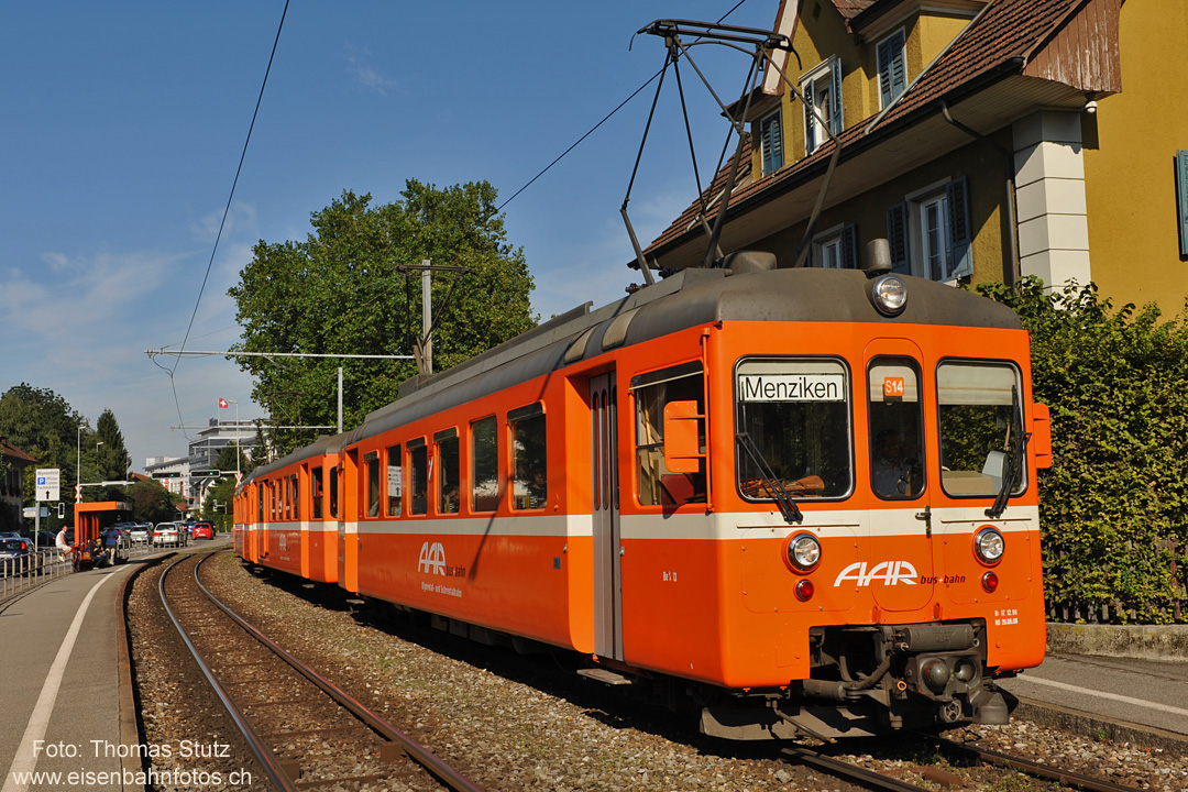 Suhr Ausweiche
Dank eines längeren Kreuzungshaltes reichte es noch für ein Bild des gleichen Zuges in Suhr Ausweiche.
