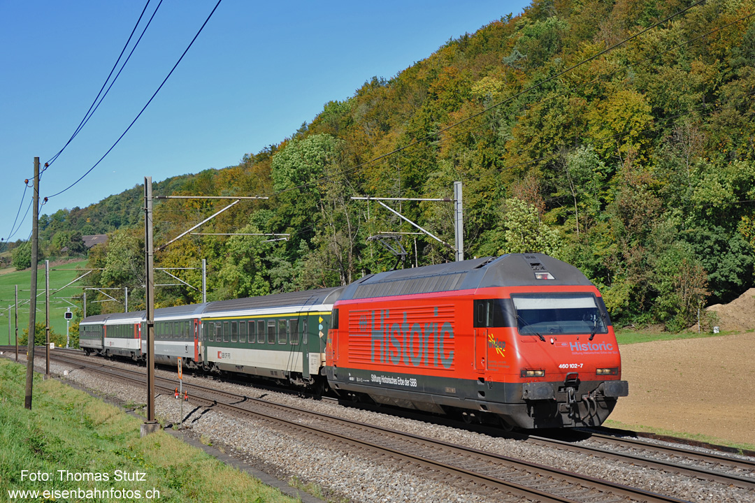 Re 460 "Historic" mit Kurz-IC
Am Wochenende verkehrt der IC 775 mit einer - hier bunt zusammengewürfelten - Komposition aus nur 4 Wagen.
