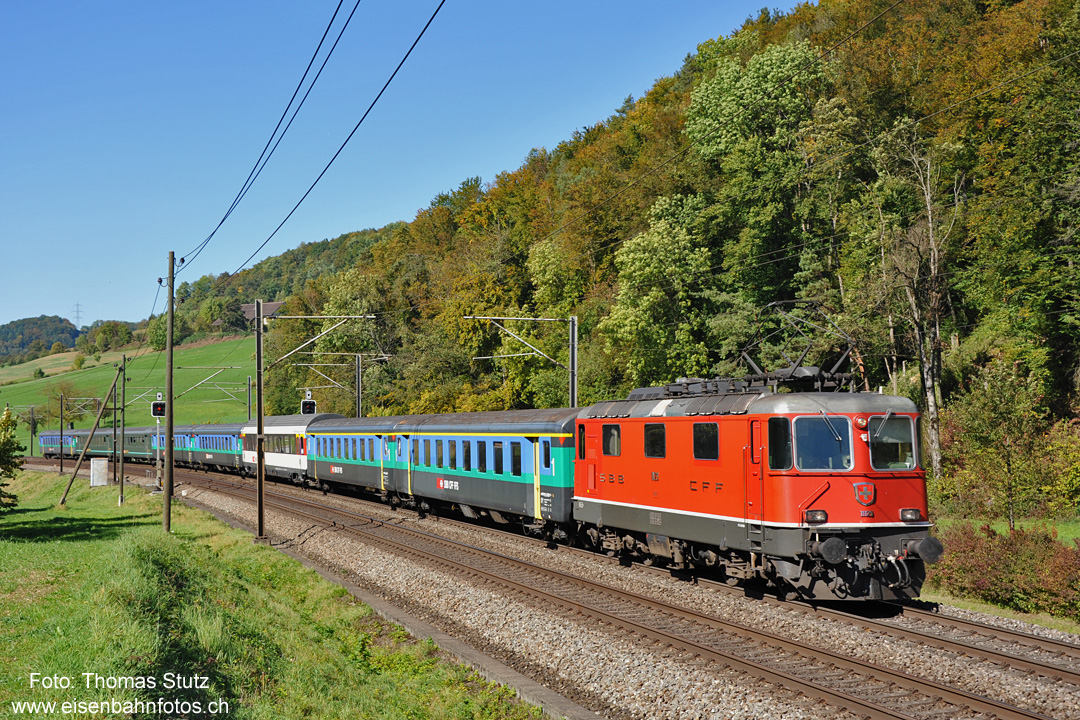 Ersatzzug für EC 7 Dortmund - Chur
Der EC 7 hat es nicht ganz rechtzeitig in die Schweiz geschafft. Wie üblich endet er daher in Basel SBB und es verkehrt ein Ersatzzug Basel - Chur.
Da die Verspätung erst im Süden Deutschlands entstanden ist, verkehrt der Ersatzzug bei Tecknau ebenfalls mit knapp 20 Minuten Verspätung.
