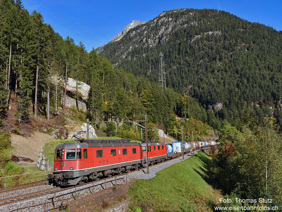 rote Re 10/10 oberhalb Wassen
