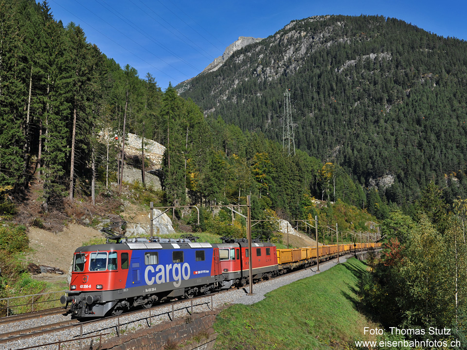 Re 4/4 III "cargo" + rote Re 4/4 II
