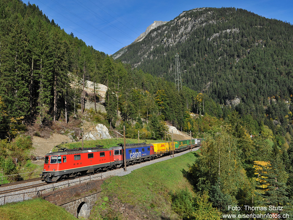 Re 10/10 mit Containerzug
