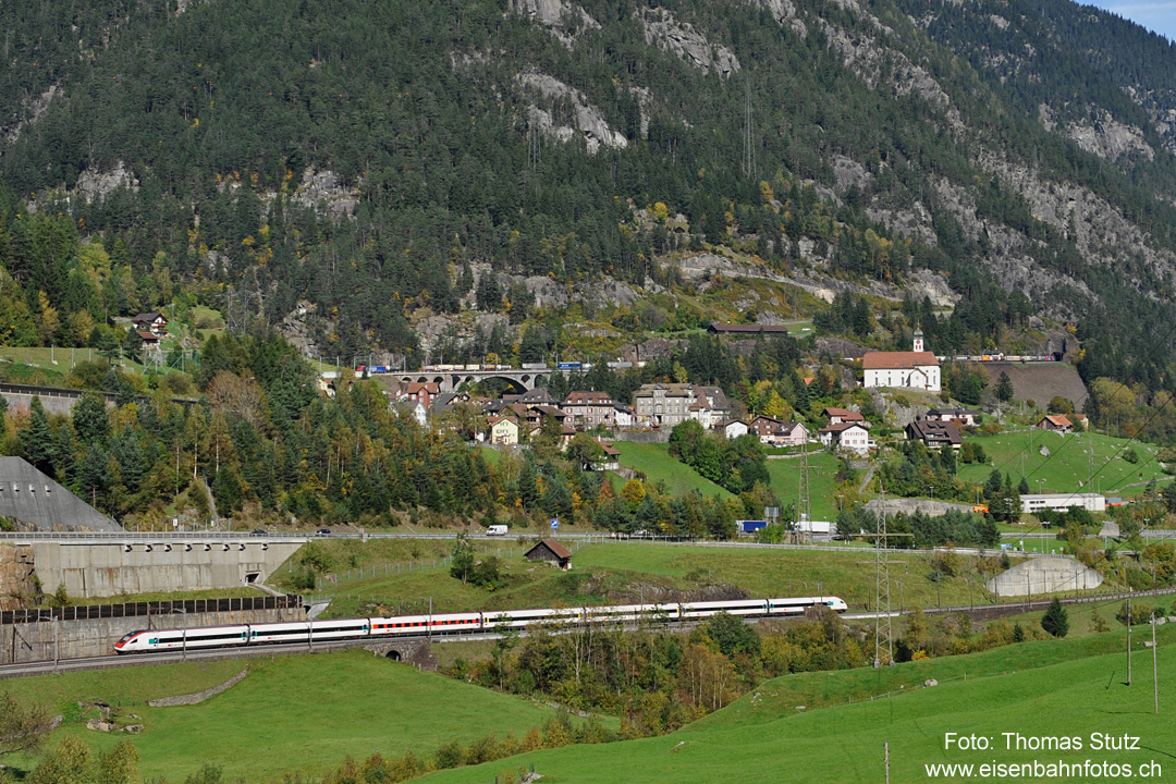 ICN + Güterzug
Während ein ICN unterhalb der Kirche Richtung Erstfeld unterwegs ist, fährt ein Güterzug in Kürze in den Leggistein-Kehrtunnel ein.
Der Güterzug verkehrt mit 2 Re 484 an der Zugspitze sowie einer Re 482 als Schiebelok am Zugschluss.
