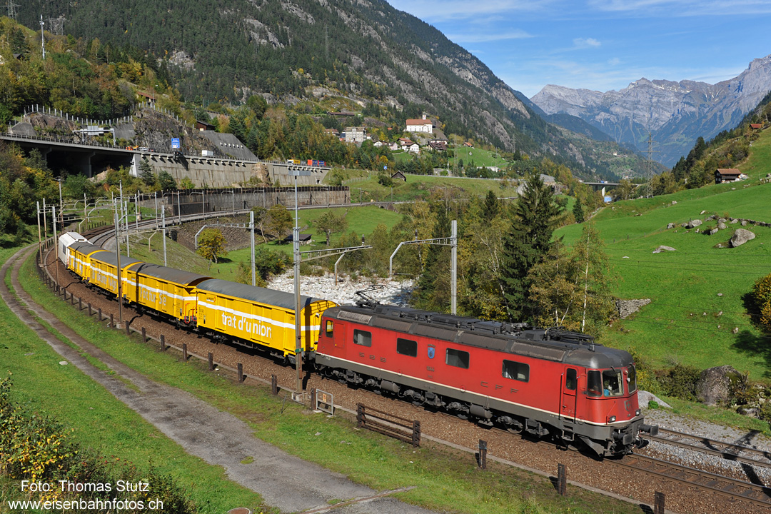 Re 6/6 mit Postzug
