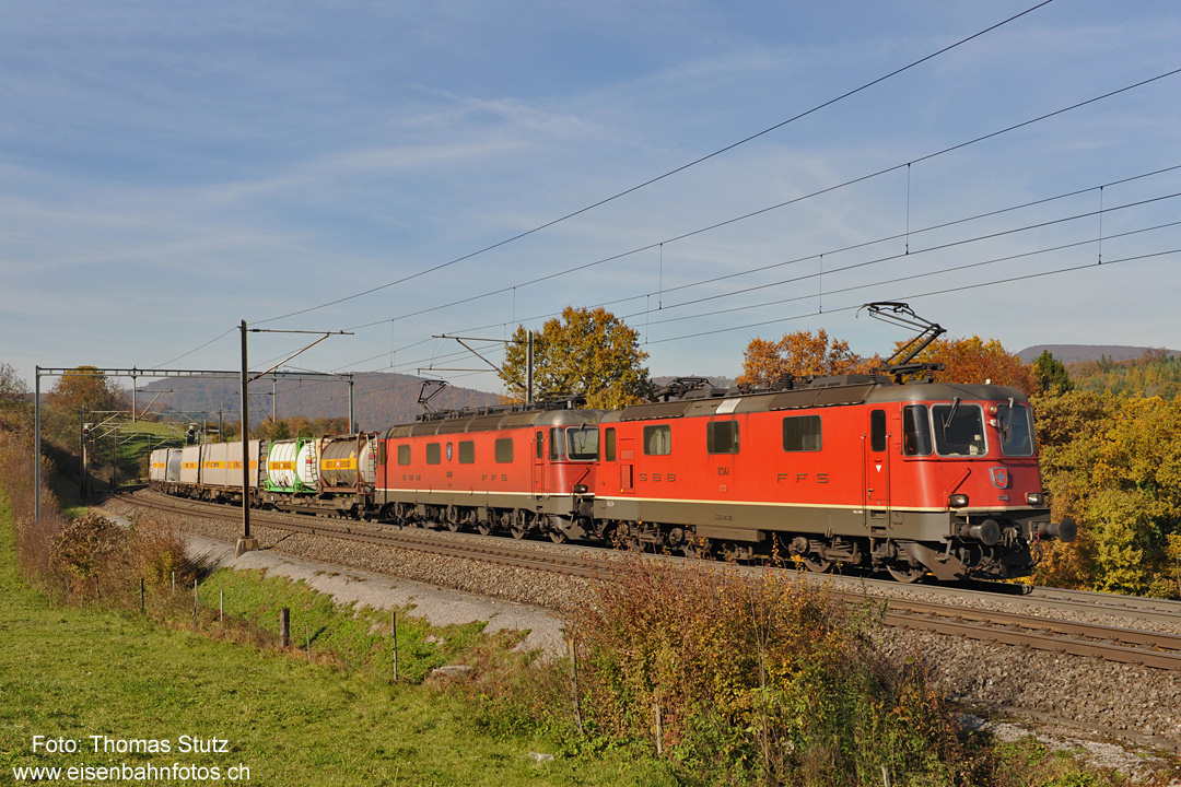 rote Re 10/10 unterhalb Zeihen
