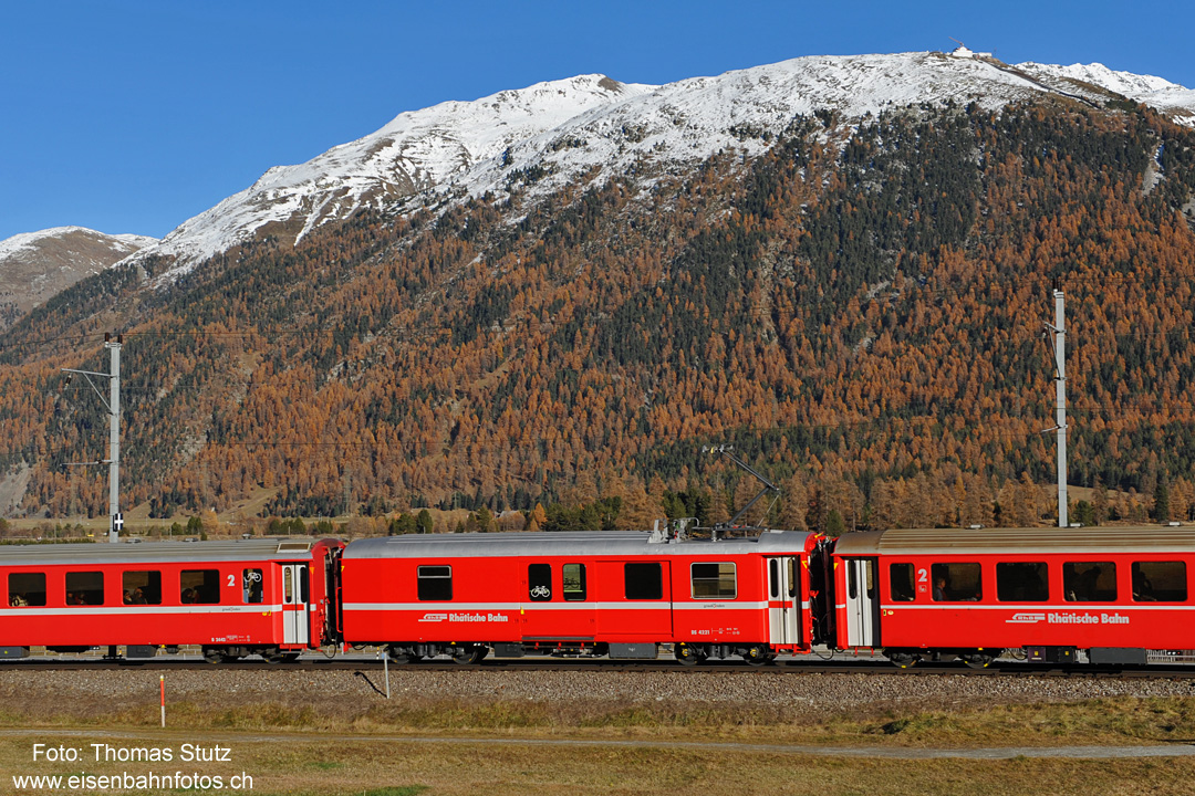 Gepäckwagen mit Stromabnehmer
Die Gepäckwagen in den RE Chur - St. Moritz wurden mit einem Stromabnehmer ausgerüstet.
Damit sollen (im Winter) die Wagen via Stromversorgung durch den Gepäckwagen geheizt werden.
