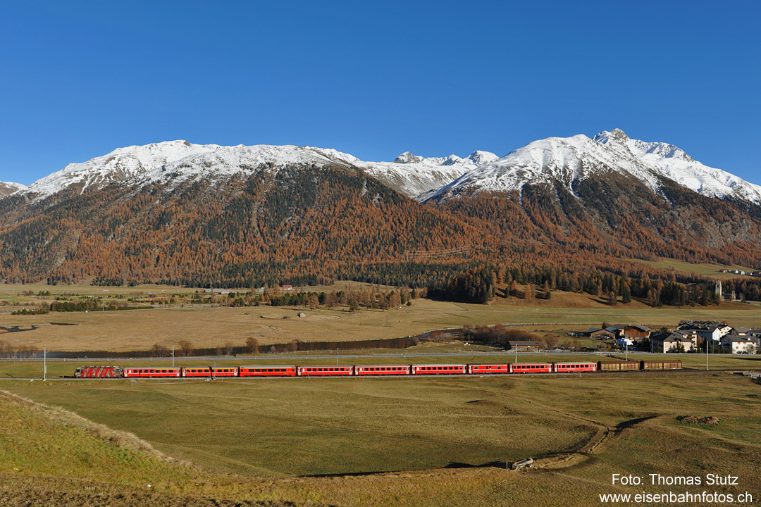 Farbenvielfalt im Engadin
Grüne Wiesen, roter Zug, bunte Wälder, weisse Berge und blauer Himmel ...
