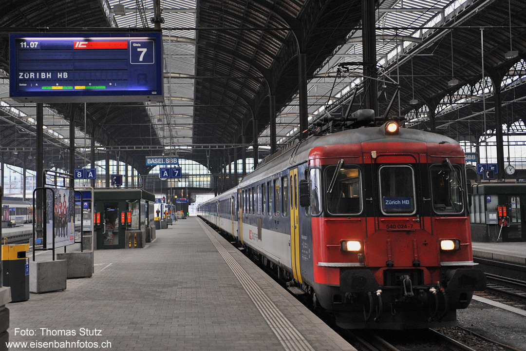 Abfahrt nach "ZÜRIBH HB"
Auch der Abfahrtsanzeiger zeigt sich wieder einmal kreativ ...
