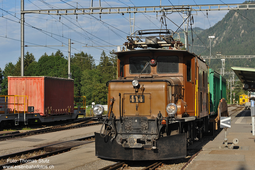 Ge 6/6 I 414 in Ilanz
Da kurz nach dem Güterzug der RE nach Disentis folgte, fuhr ich mit diesem nach Ilanz, wo das Krokodil noch im besten Sonnenlicht wartete.
