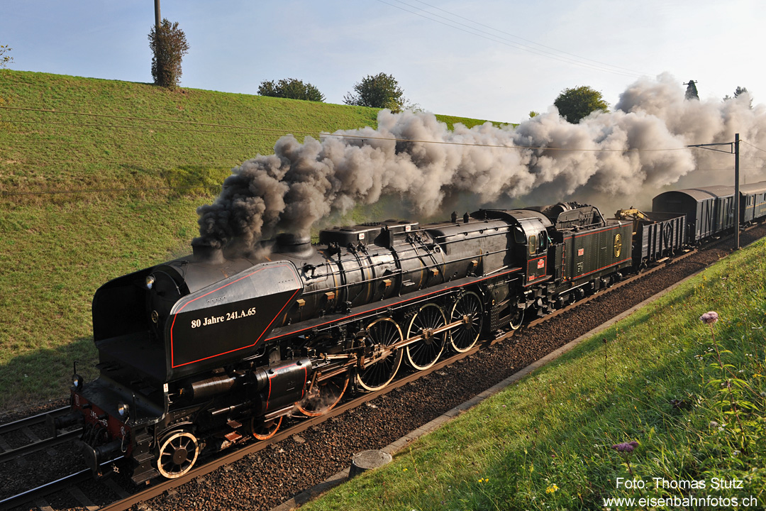 Dampflok 241.A.65
Mit rund 1 1/2 Stunden Verspätung ist die Dampflok 241.A.65 auf einer Probe- und Abdrehfahrt unterwegs.
Eigentlich müsste der Zug bereits wieder auf der Rückfahrt sein, die ich eigentlich fotografieren wollte.
