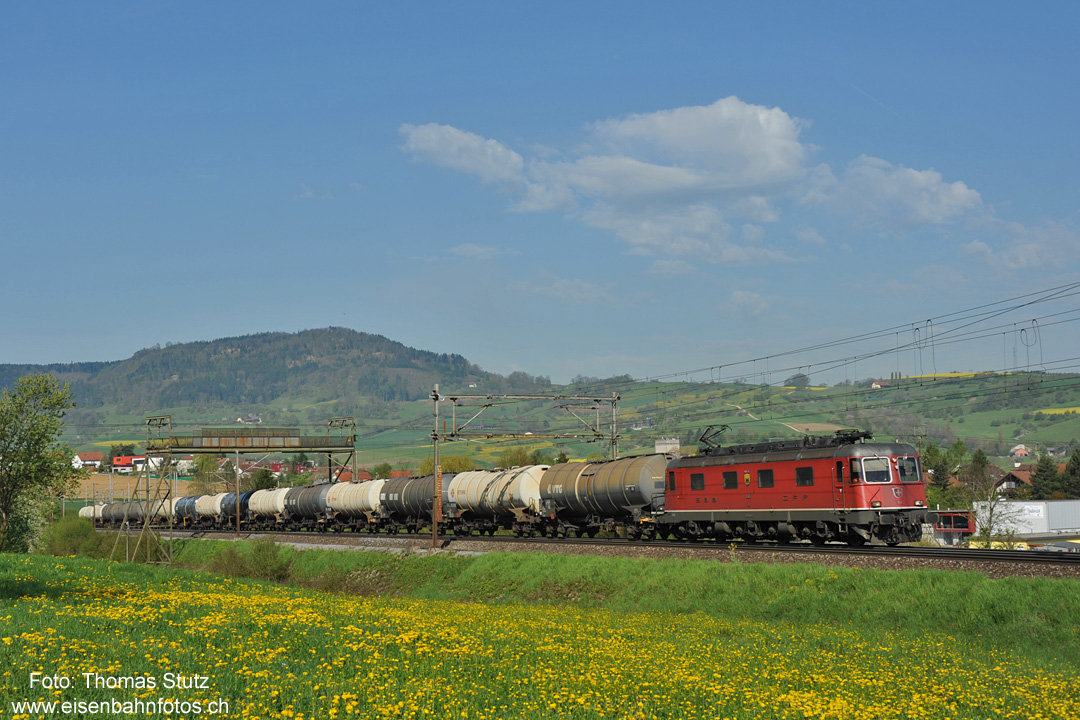 Re 6/6 mit Oelzug bei Frick
