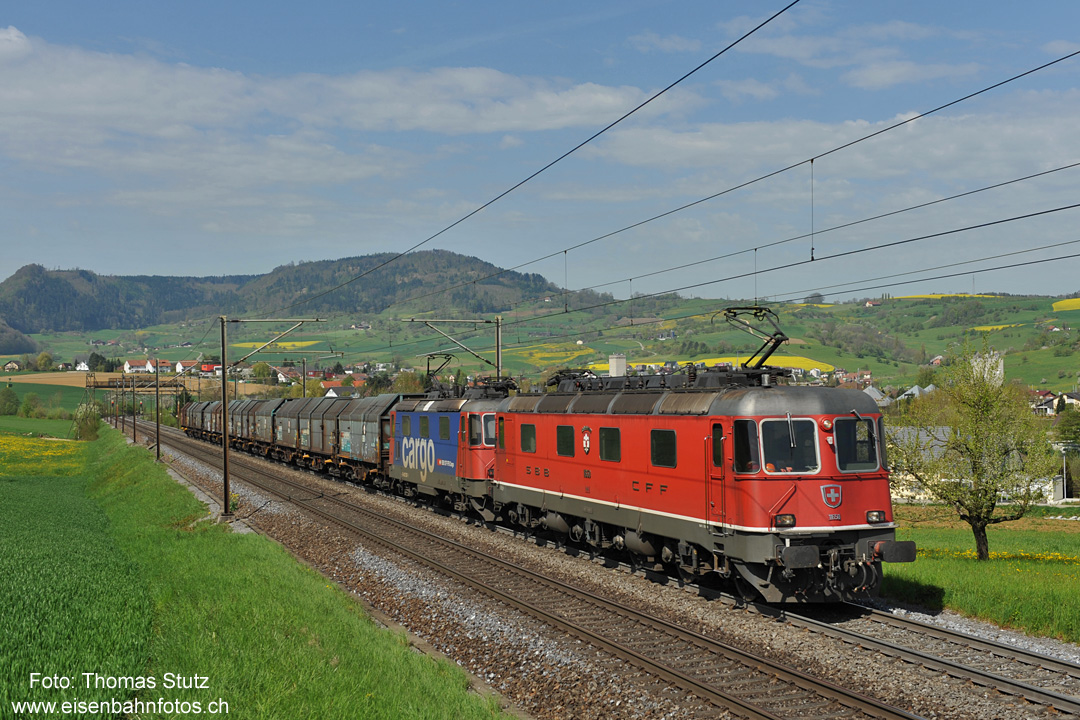 Re 10/10 mit Ganzzug
