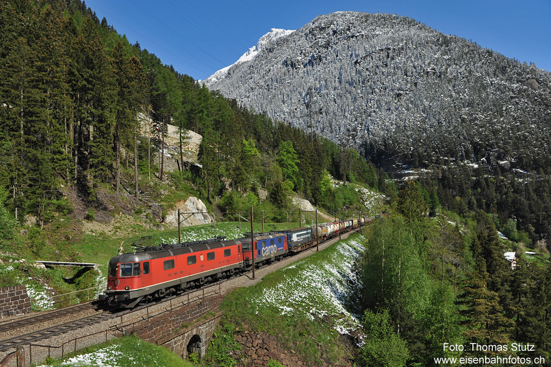 Re 10/10 mit Containerzug

