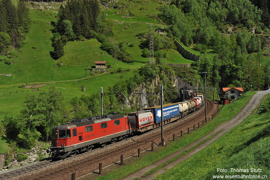 Güterzug mit Schiebedienst

