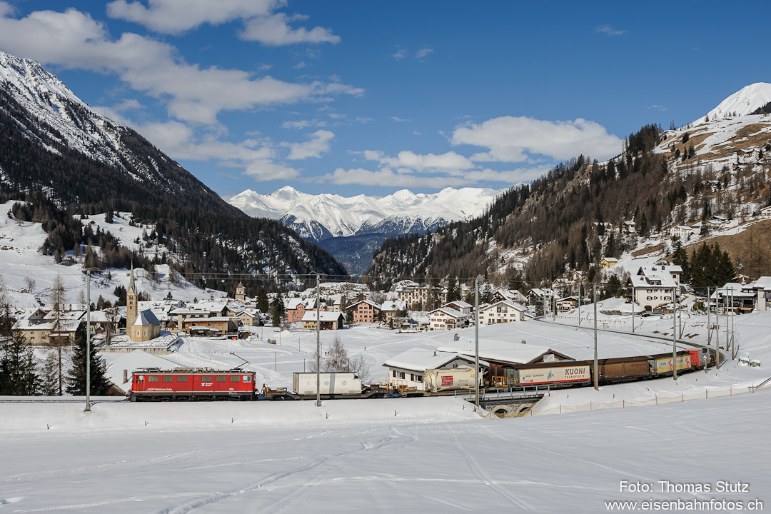 Ge 6/6 II mit Güterzug
