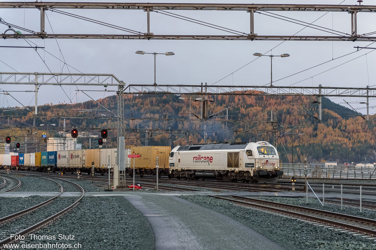 Diesellok mit Güterzug
