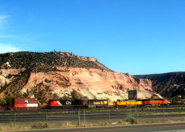 BNSF doublestack near Albuquerque, NM
Verblüffend eigentlich der bunte Mix der Traktion: BNSF (Fusion Burlington Northern mit Santa Fé), UP (grösster Konkurrent), Santa Fé (in Originalbemalung) und Canadian National (ziemlich weit weg vom Heimatland)
