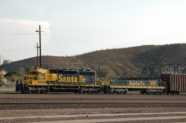 BNSF SD40-2 with slug switching in Barstow, CA

