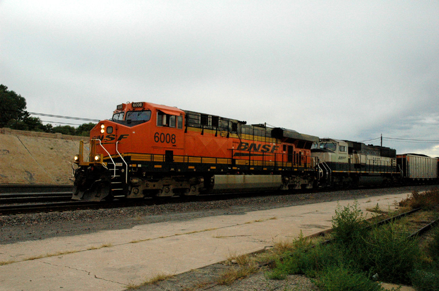 BNSF AC4400CW #6008 und SD70MAC mit einem coal unit train in Pueblo, CO
