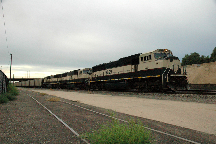 3 Burlington Northern Santa Fe SD70MAC als Schiebeloks (oder "helper") an einem coal unit train in Pueblo, CO
