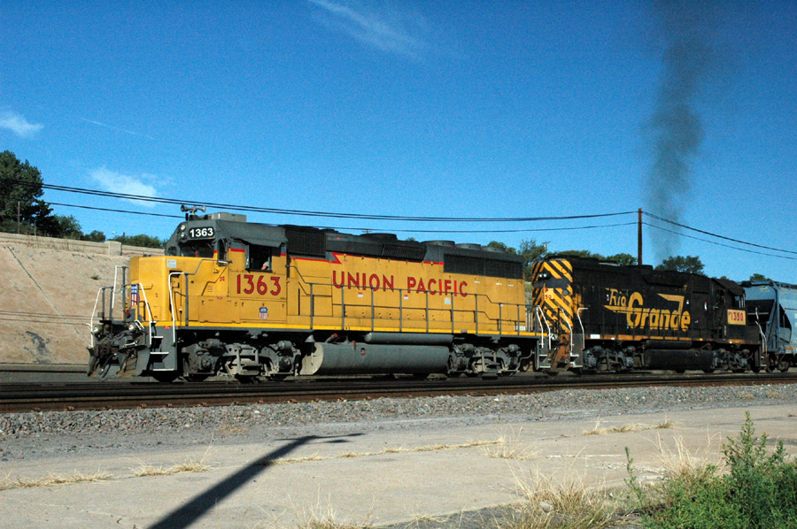 UP GP40-2 #1363 und eine "gepatchte" Rio Grande GP40-2 beim Rangieren in Pueblo, CO. Rio Grande wurde zuerst von Southern Pacific "einverleibt" und diese dann von Union Pacific.
