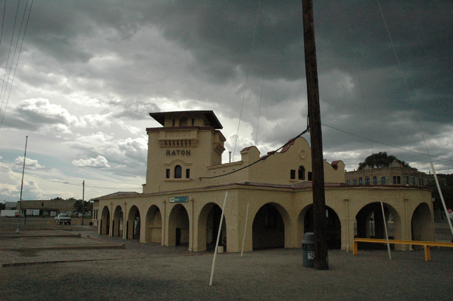Der Bahnhof der ehemaligen Santa Fe in Raton, NM. Eine typische Bauweise im sogenannten "mission style", und es halten sogar noch Reisezüge.
