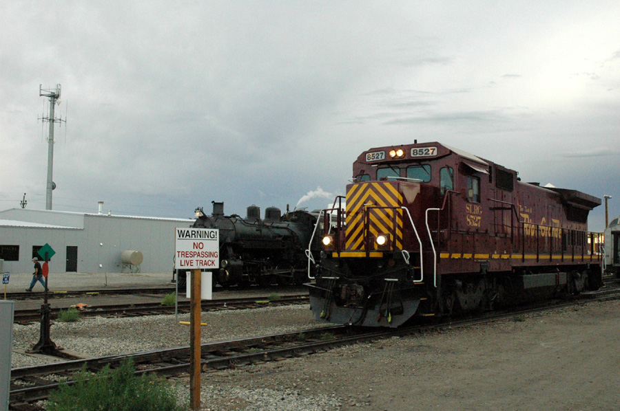 GE Dash-8 #8527  der San Luis & Rio Grande (Touristenbahn) in Alamosa, CO
