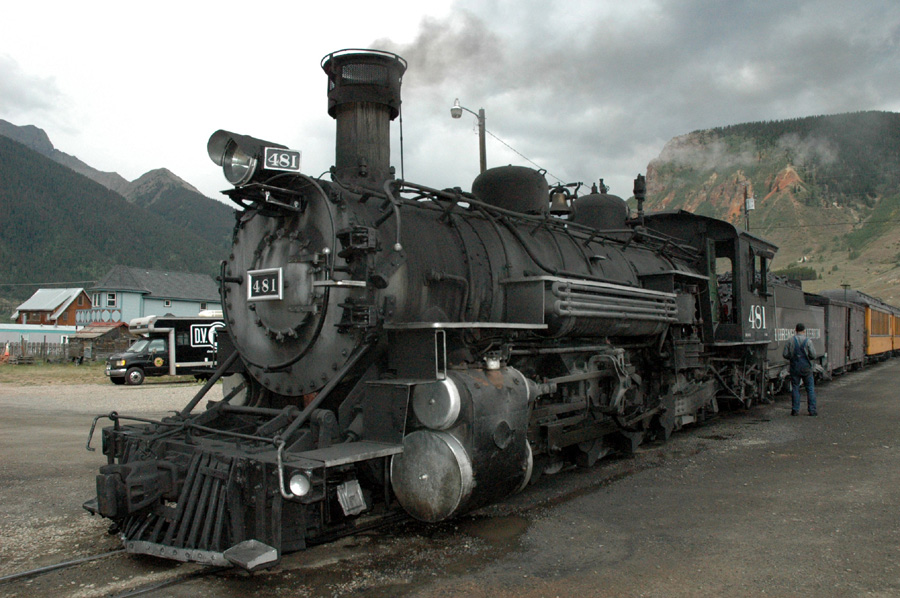 Damplok Reihe K37 #481 der Durango & Silverton Narrow Gauge Railroad vor der Abfahrt in Silverton, CO
