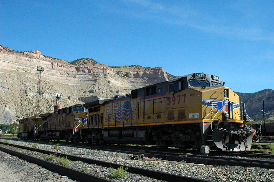 UP helper unit mit AC4400  #5977 in Helper, UT. Ist nun klar, woher her Ortsname "Helper" kommt?
