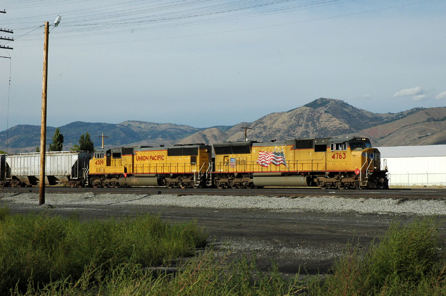 Union Pacific SD70M #4763 und #4309 mit einem "manifest freight" in Montpellier, ID.
