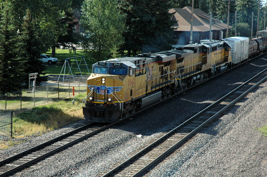 Union Pacific manifest freight bei der Durchfahrt in Laramie WY, als Zuglok eine C45AC #5342

