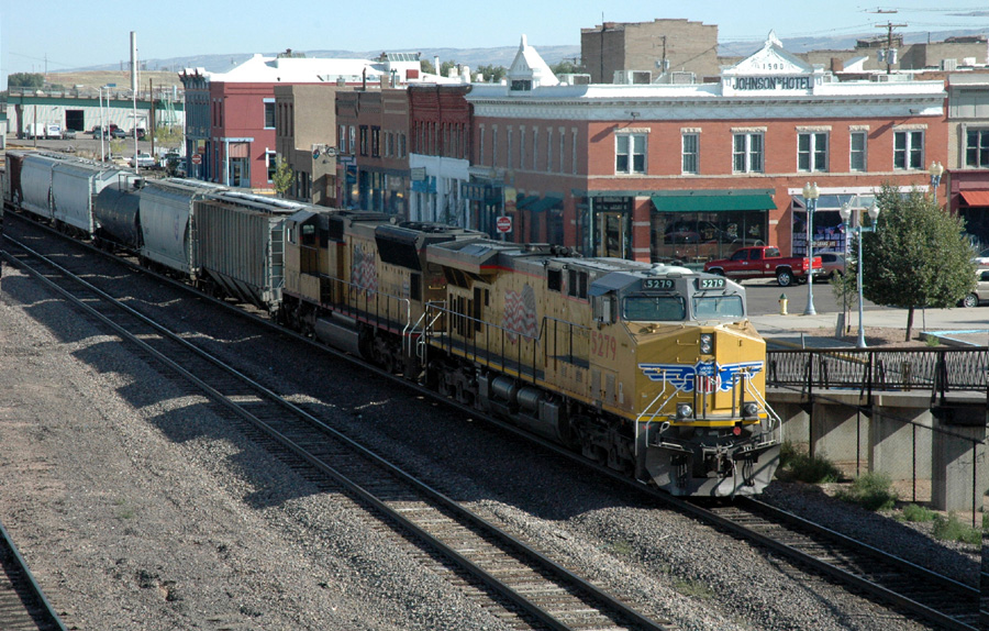 2 UP diesels als Schiebelok (helpers) an einem manifest freight bei der Durchfahrt in Laramie, WY
