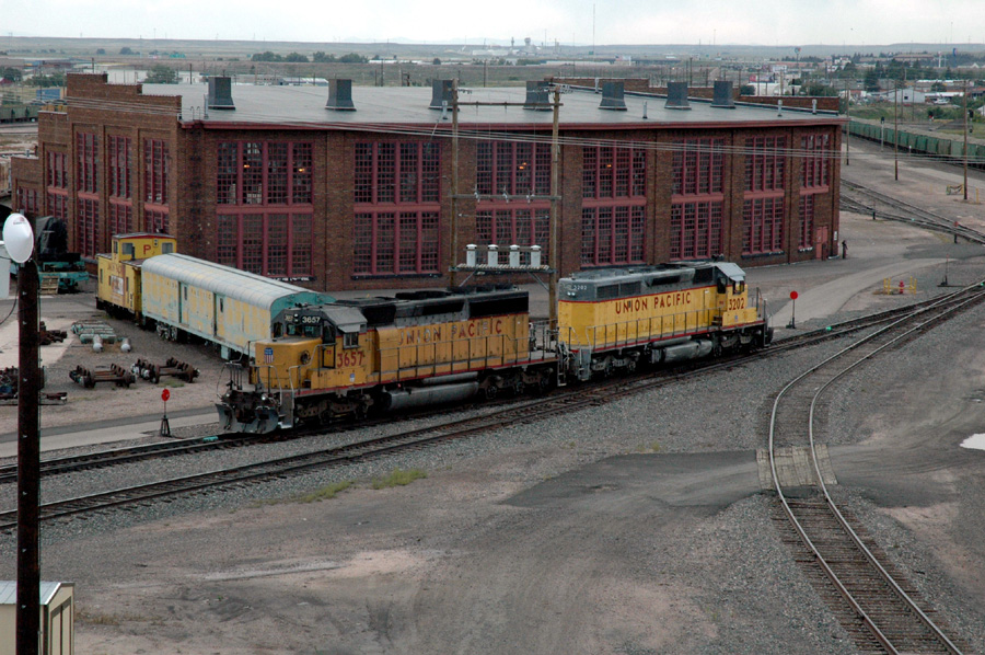 2 UP SD40-2 vor dem ehemaligen Ringlokschuppen in Cheyenne, WY auf dem Weg zur Arbeit, das heisst Rangieren.
