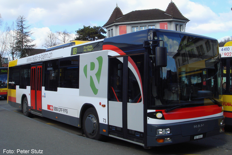 Bus AAGL "Regio-S-Bahn"
Die Autobus AG Liestal hat neuerdings einen Bus im "Regio-S-Bahn"-Anstrich. Die Zielanzeige des dahinter wartenden Busses hat nichts mit dem Namen des Fotografen zu tun ...
Es handelt sich um die Endhaltestelle "Lausen Stutz".
