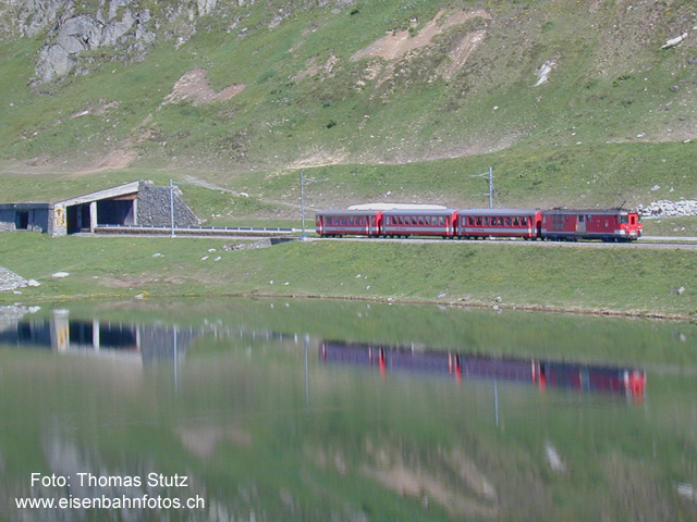Pendelzug am Oberalpsee
Ein Pendelzug der Furka-Oberalp-Bahn hat die Station Oberalppasshöhe-Calmot (2033 m) verlassen und wird auf der Fahrt nach Andermatt in wenigen Sekunden die Kantonsgrenze zum Kanton Uri passieren ("Uri-Stier" am Portal der Lawinenschutz-Galerie).
