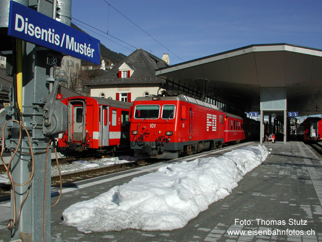neues Perrondach in Disentis/Mustér
Für die Reisenden ist das grosse Perrondach zwar angenehmer zum Umsteigen (bei schlechtem Wetter), den Fotografen freuts weniger. Vom abfahrbereiten Regionalzug sieht man ausser der Lok nicht mehr viel. Dafür ist die Gleisanlage mit Weichen mitten im Perrongleis (mit der Möglichkeit zum Signalisieren von "kurzen Einfahrten") sehr gut für das Umstellen direkter Kurswagen eingerichtet.
