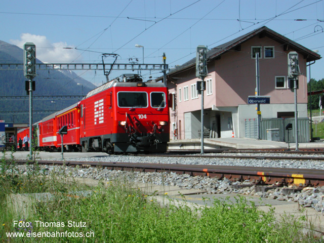Schnellzug in Oberwald
Einer der wenigen "normalen" Schnellzüge verlässt den Bahnhof Oberwald. Nach der Höhe der Zwergsignale wird hier im Winter mit einigem Schnee gerechnet ...
