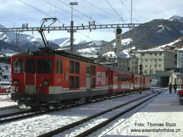 FO-Pendelzug
Ein Regionalzug nach Göschenen verlässt Disentis/Mustér. Sieht so aus, als ob noch andere Fotografen am Werk sind ...

