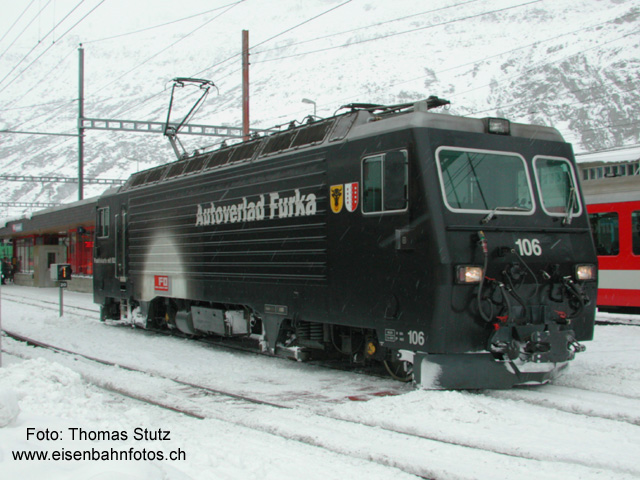 HGe 4/4 "Autoverlad Furka"
Wenige Stunden nach dem letzten Foto bei Sonnenschein in Disentis schneit es in Andermatt. Vor der HGe 4/4 106 mit Werbung für den Autoverlad Furka sind die Schneeflocken gut zu sehen. Auf den Bahnbetrieb hat das allerdings keinen Einfluss. Bei der FO ist man auf den Winter vorbereitet.

