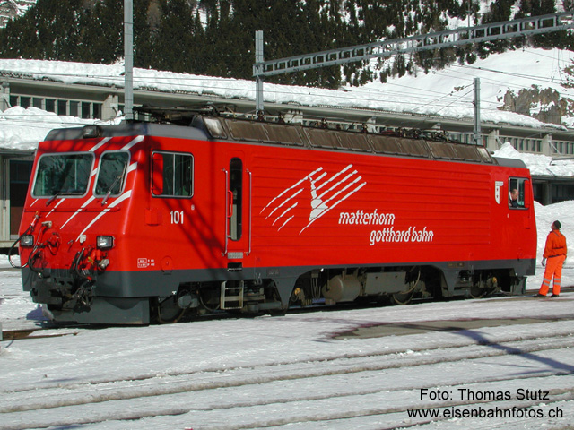 zwischen Matterhorn und Gotthard ...
Eine neue Bahn ist entstanden: BVZ + FO = MGB! Die FO-Lok HGe 4/4 101 (mit dem farblich passenden Wappen der Stadt Sion) ist die erste Lok, die im neuen Kleid unterwegs ist. Hier ist sie mit dem Glacier-Express aus Brig in Andermatt eingetroffen und wartet darauf, beim Gegenzug den Speisewagen zu holen und ihn wieder ins Bündnerland zurück zu bringen.
