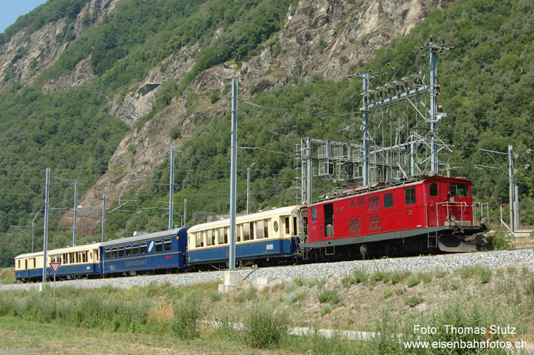 Alpine Classic Glacier Express
Im Jubiläumsjahr 75 Jahre Glacier-Express verkehrt an 5 Wochenenden der "Alpine Classic Glacier Express" mit den historischen Pullman-Wagen. Bespannt wird er bei der MGB von einer HGe 4/4 I, auf dem RhB-Netz von der blauen Ge 6/6 I 412.
