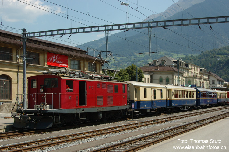 Abfahrt in Brig
Nach dem Umfahren in Brig startet der "Alpine Classic Glacier Express" wieder - zumindest noch halb stilecht. Am Schluss des Zuges wurde noch ein Verstärkungswagen beigestellt, der hier auf dem Foto allerdings noch verdeckt bleibt.
