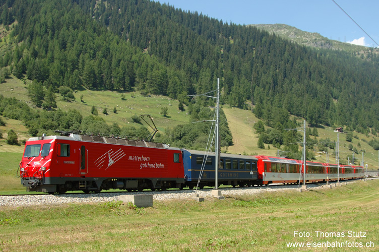 Glacier-Express mit Gourmino und Panoramawagen
Die zweite Hälfte des ersten Glacier-Express verkehrt bei der MGB als 1.Klass-Zug mit Speise- und Panoramawagen. Im Sommer werden beide Stammzüge von St. Moritz ab Disentis/Mustér in je 2 Teilzügen bis Zermatt geführt, was bei der MGB total 4 Glacier-Express pro Richtung ergibt.
