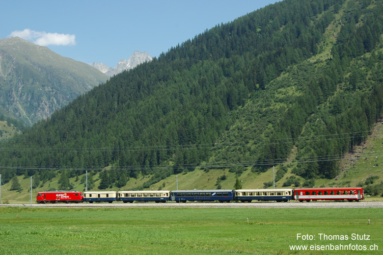 "Alpine Classic Glacier Express" nach Lokdefekt
Nach einem Lokdefekt in Fiesch verkehrt der "Alpine Classic Glacier Express" mit einer aus Brig angeforderten Ersatzlok und rund 2 Stunden Verspätung. Hier ist nun auch der in Brig beigestellte Verstärkungswagen zu sehen, womit nur noch 2/3 des Zuges wirklich "Classic" sind.
